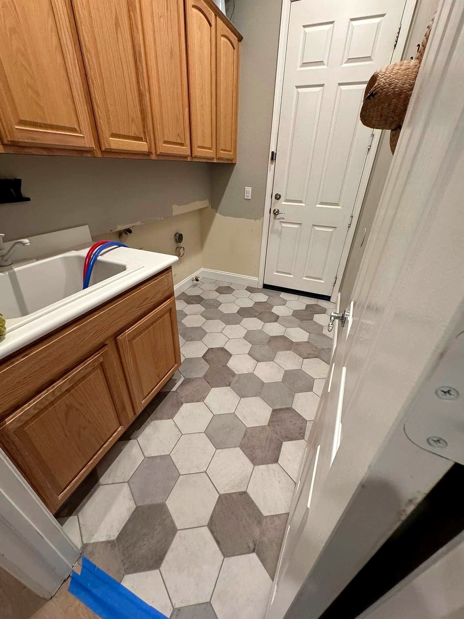 Laundry room floor in hexagon tile